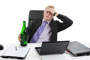 Leider ist Alkohol am Arbeitsplatz ein verbreitetes Problem