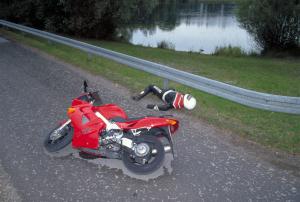 Besonders Motorradfahrer sollten auf die herbstlichen Straßenverhältnisse achten