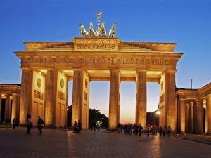 Berlin bei Nacht mit vielen Attraktionen