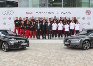 Die Spieler des FCB nehmen ihre Audi Dienstwagen entgegen