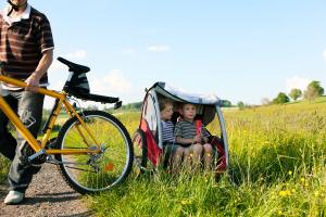 Fahrradanhänger für Kinder gezielt auswählen und auf Sicherheit setzen