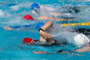 Beim Kraulschwimmen bleibt der Nacken entspannt