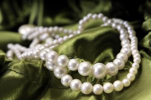 Auch Onlineshops verkaufen Perlenschmuck