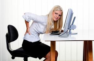 Büroarbeit mit fehlendem Ausgleich ist eine häufige Ursache für Rückenschmerzen und andere Erkrankungen