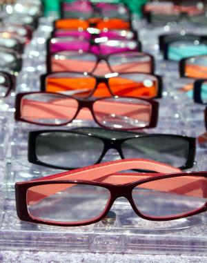 Im Sommer 2012 sind farbenfrohe Sonnenbrillen angesagt