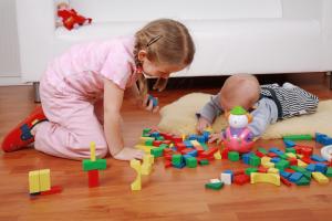 Eltern schützen ihre Kinder, indem sie bewusst sichere Spielzeuge kaufen