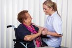 Pflegeberufe liegen bei Berufsstartern im Trend