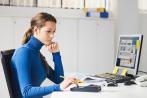 Kopfschmerzen bei Büroarbeit sind weit verbreitet