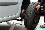 Nur wenige Autofahrer montieren die Sommerreifen selbst